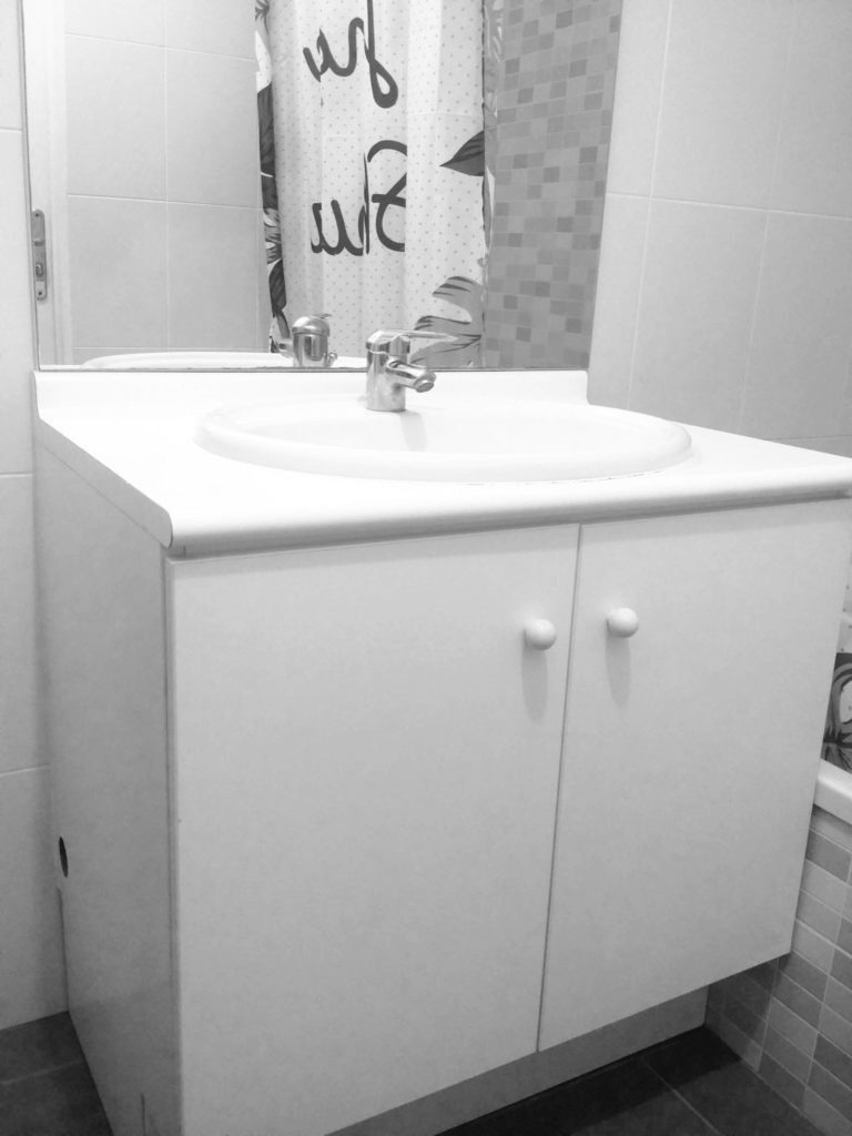 Décoratrice d'intérieur à Lyon - DIY Remplacer un meuble de salle de bain avec lave-linge intégré - Avant