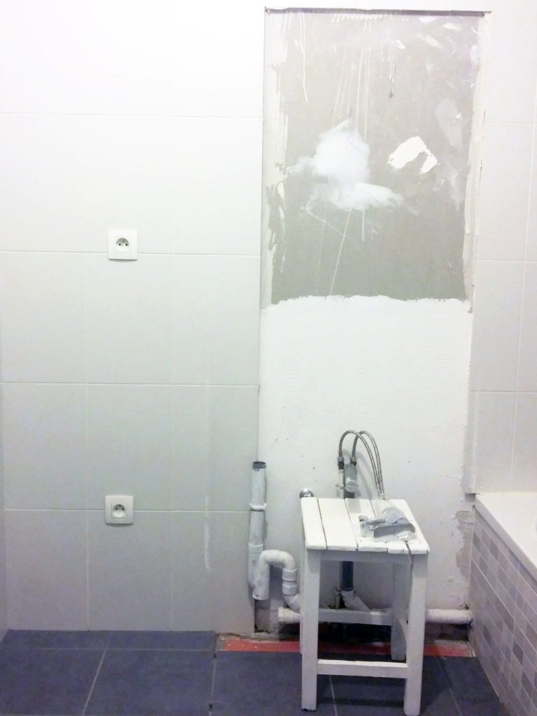 Décoratrice d'intérieur à Lyon - DIY Remplacer un meuble de salle de bain avec lave-linge intégré - Avant
