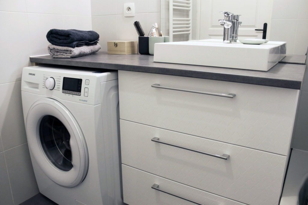 DIY : Comment ajouter du rangement en cachant sa machine à laver ?